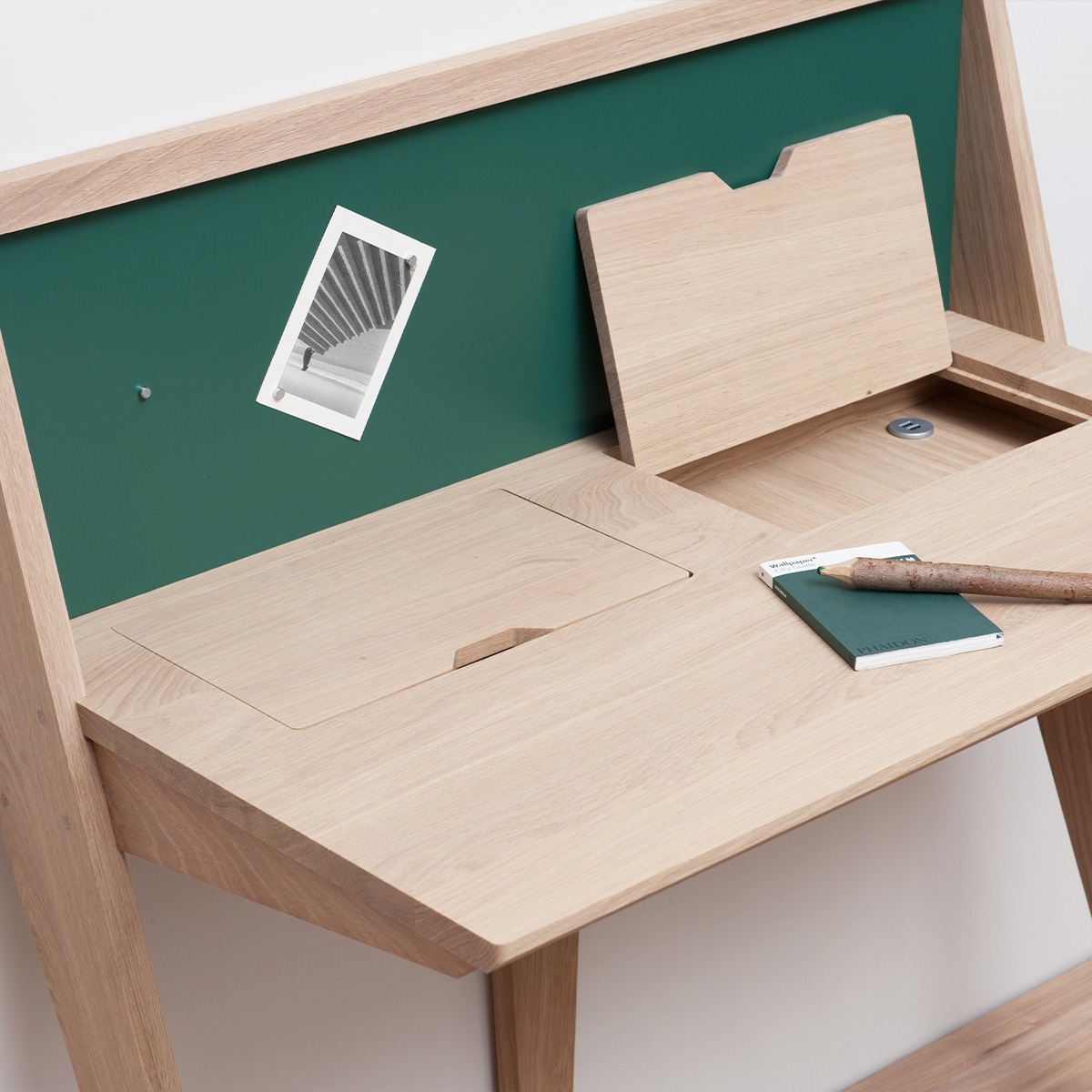 Bureau meuble minimaliste designer Thomas Merlin bois vert sapin façon secrétaire