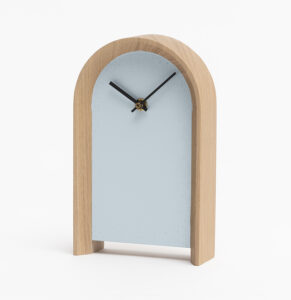 horloge à poser Arc bois clair naturel et bleu chartreuse